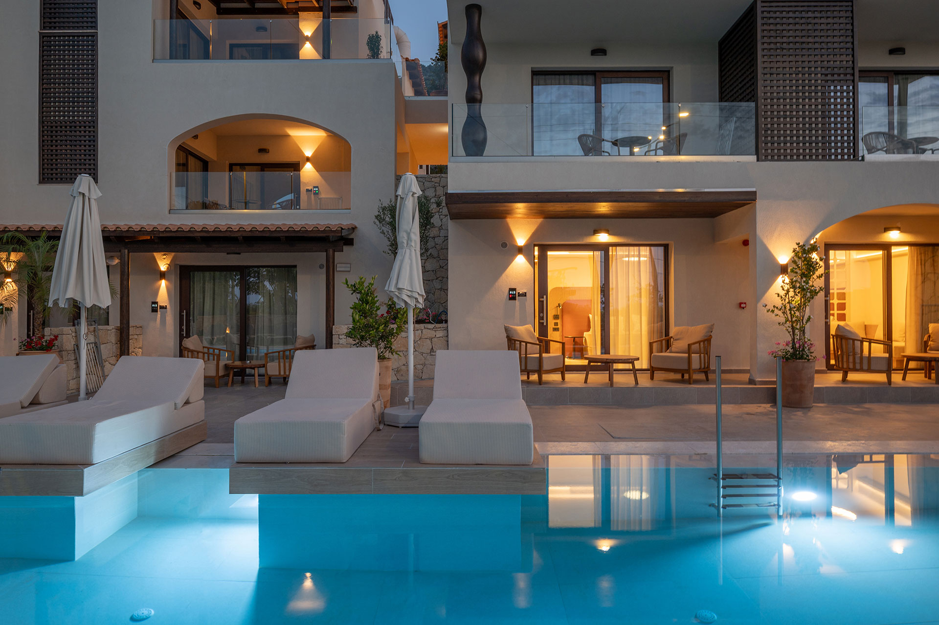 SHARING POOL BELEUCHTET BLICK INS ZIMMER