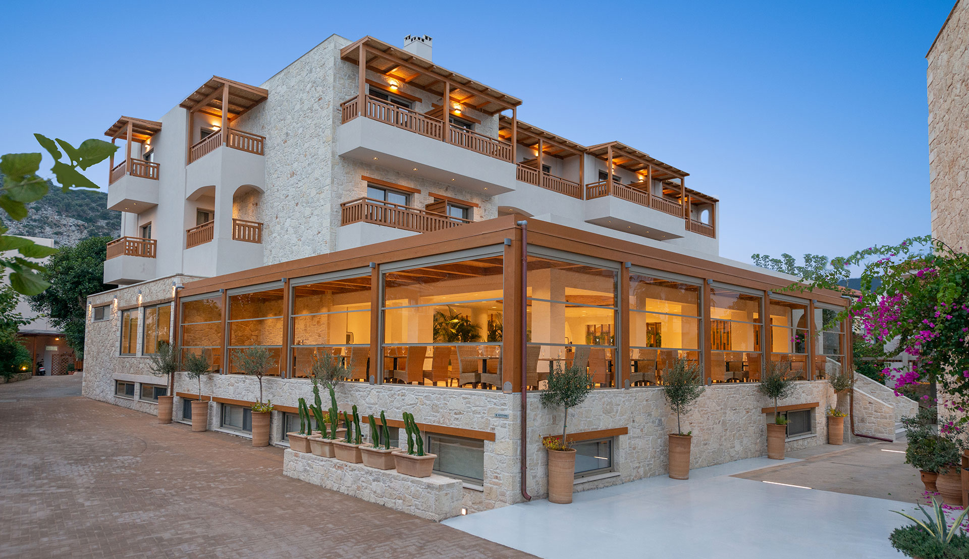 Εστιατόριο ξενοδοχείου στην δεξιά πλευρά