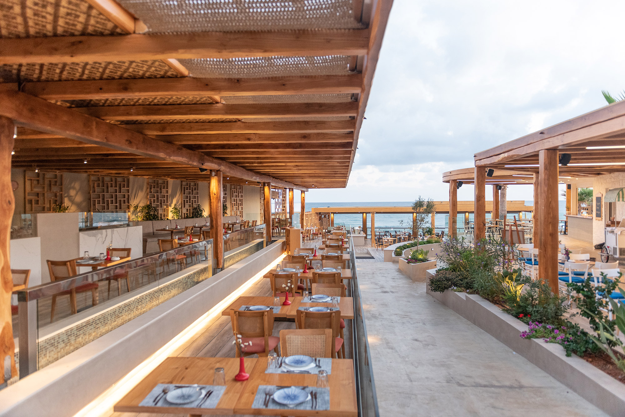 Restaurant with a view of the sky and the sea